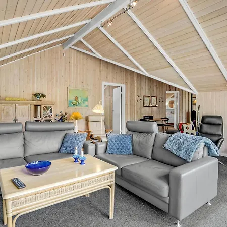 Gorgeous In With Kitchen Holiday home